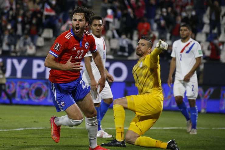 VÀO! Một pha kiến tạo xuất sắc của Mauricio Isla, người đóng vai trò then chốt trong việc tổ chức tấn công. Anh ấy dọn cỗ cho Ben Brereton (Chilê), người đánh bại Antony Silva với một cú sút tuyệt vời vào góc trái phía dưới. 1:0.