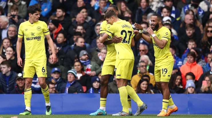 VÀO! Vitaly Janelt (Brentford) nhận một đường chuyền và từ trong vòng cấm anh ấy lốp bóng qua Edouard Mendy, người đã ra khỏi vạch vôi. Một pha dứt điểm tuyệt vời! 1:3.