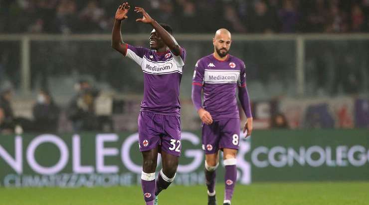 Vào! Thủ môn Ciprian Tatarusanu phạm một sai lầm tồi tệ và Alfred Duncan (Fiorentina) đã không gặp khó khăn gì để đưa bóng vào lưới, 1:0.