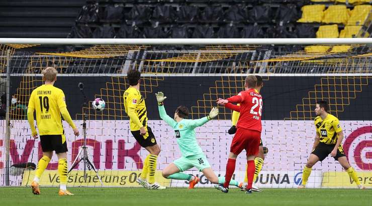 Vào! Andre Hahn (Augsburg) chớp cơ hội sau một tình huống bóng bật ra trong vòng cấm và đánh bại thủ môn với một cú sút vào mé trong cột dọc bên trái. Tỉ số đã được nâng lên: 0:1.