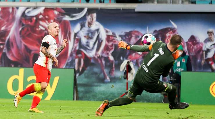 Không vào! Angelino (RB Leipzig) nhận một đường chuyền và anh nỗ lực tung một cú sút bất ngờ từ rìa vòng cấm, nhưng thủ môn đã rất nhanh đổ người về phía bên phải của mình để đấm bóng ra ngoài. Trọng tài thổi còi, RB Leipzig được hưởng một quả phạt góc.