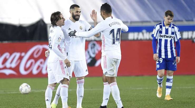 Karim Benzema (Real Madrid) nhận một đường chuyền của đồng đội vào trong vòng cấm và ghi bàn bằng một cú sút chìm hoàn hảo vào phía trong cột dọc bên phải. Một pha xử lý gọn gàng!