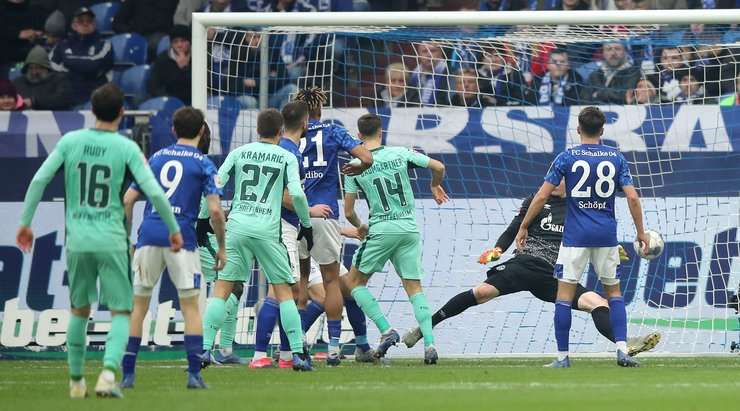 Vào! Quả phạt góc trước đó được treo vào vòng cấm và Christoph Baumgartner (Hoffenheim) sút bóng vào lưới sau pha kiến tạo bằng đầu của Benjamin Hubner. 1:1.