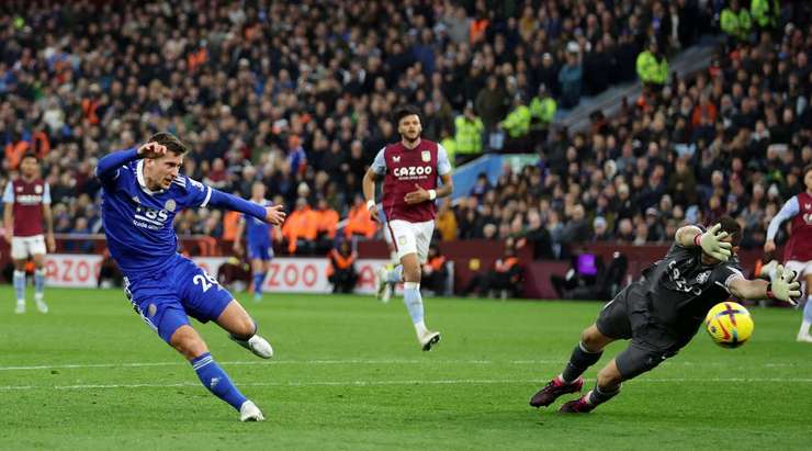 Vào! Một sai lầm từ hàng phòng ngự đã biếu không một cơ hội cho Dennis Praet (Leicester). Cầu thủ này đã rất bình tĩnh và dễ dàng đệm bóng vào lưới từ cự li gần. 2:4.