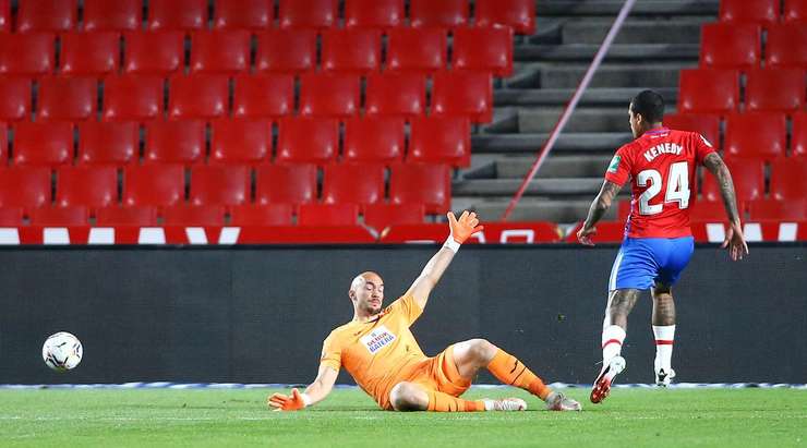 Vào! Bóng đến chỗ Kenedy (Granada CF) sau một vài tình huống phòng ngự tồi, anh ấy đối mặt với thủ môn và bình tĩnh đưa bóng vào lưới! Anh ấy thay đổi tỉ số thành 4:1.