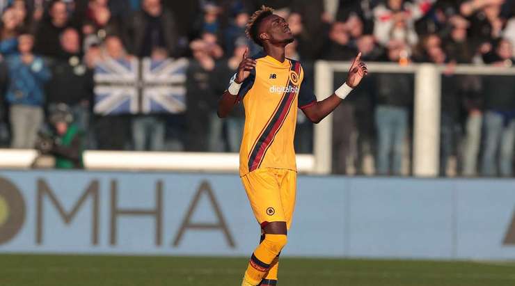 Vào! Tammy Abraham (AS Roma) lấy bóng trong vòng cấm, nhìn thấy thủ môn ra khỏi vạch cầu môn và bấm bóng qua đầu anh ấy và đi vào lưới. 0:1.
