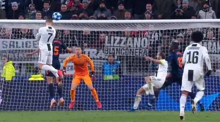Cristiano Ronaldo (Juventus) thoát khỏi cầu thủ đối phương đang đeo bán mình và đón bóng từ quả phạt góc, nhưng cú đánh đầu nhằm thẳng cột dọc bên phải của anh đã bị thủ môn xuất sắc cản phá.