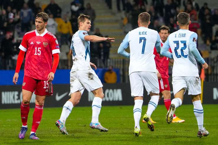 Vào! Đường trả bóng về tuyến hai từ đường biên ngang của Andraz Sporar kiến tạo cơ hội cho Josip Ilicic (Slovenia) dễ dàng sút bóng vào góc thấp bên trái khung thành. 1:2.