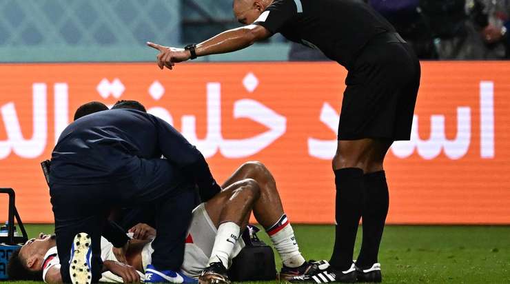 Antonee Robinson (Mỹ) đang nằm sân trong đau đớn và anh cần sự chăm sóc y tế. Chúng ta vẫn chưa thể xác định được mức độ nghiêm trọng của chấn thương vừa rồi.