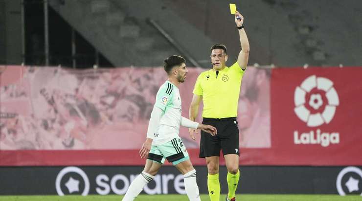 Nacho Vidal (Osasuna) phải nhận một chiếc thẻ vàng hoàn toàn xứng đáng.