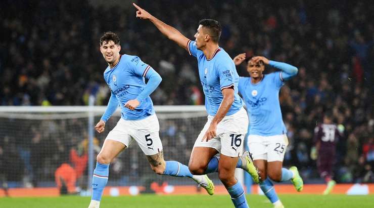 VÀO! Rodri (Manchester City) nhận một đường chuyền chất lượng, anh tạo khoảng trống cho mình và tung một cú sút xa trái phá, đưa bóng vào góc cao bên trái khung thành. Một bàn thắng khó quên!