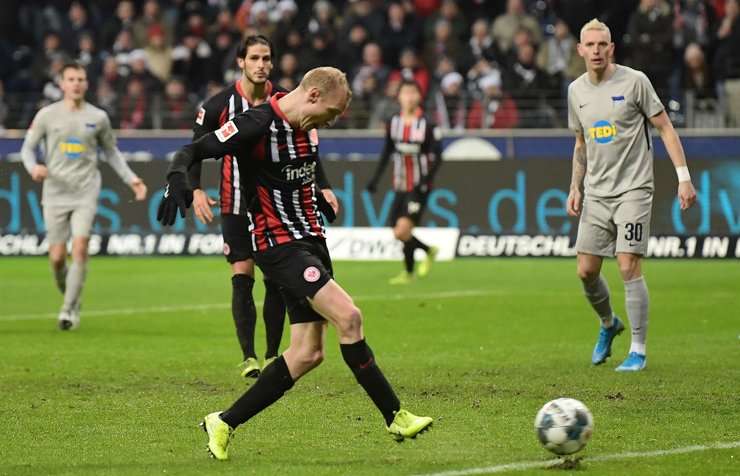 Vào! Sebastian Rode (Eintracht Frankfurt) tung một cú sút trong vòng cấm và pha dứt điểm bị chệch hướng và đi qua thủ môn. 2:2.