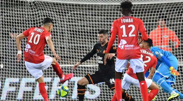 Vào! Zinedine Ferhat (Nimes) sút bóng bật ra vào góc trái phía dưới sau khi bóng đến chỗ anh ấy trong vòng cấm. Tỉ số là 1:0.