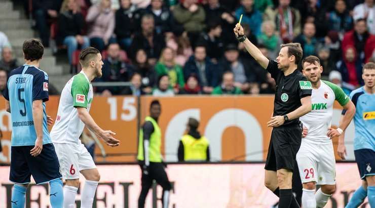 Trọng tài chính Markus Schmidt tỏ ra vô cùng dứt khoát. Hành vi của Jeffrey Gouweleeuw (Augsburg) là không thể bỏ qua và ông đã rút ra một chiếc thẻ vàng.