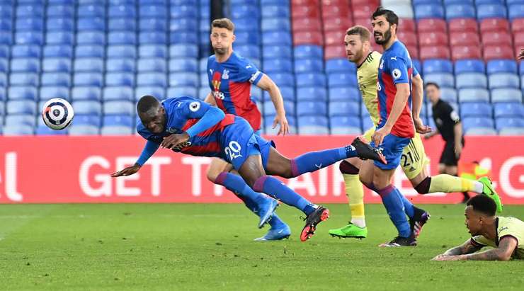 Một quả đá phạt được thực hiện hoàn hảo! Andros Townsend treo bóng vào, Christian Benteke (Crystal Palace) bật cao ở gần chấm phạt đền để tung một cú đánh đầu tuyệt vời đi chìm vào lưới. Tỉ số là 1:1.