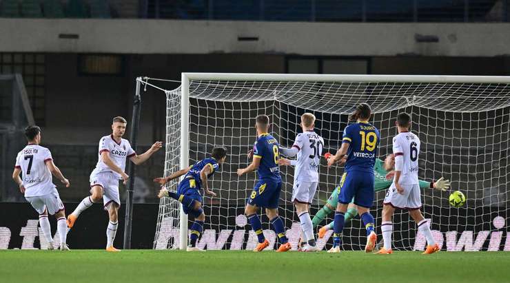Simone Verdi (Verona) bật lên đón một quả tạt tuyệt đẹp và đánh đầu hiểm hóc vào góc thấp gần cột dọc bên phải.