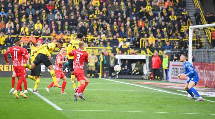 Sebastien Haller (Dortmund) bật lên đón quả tạt và đánh đầu hiểm hóc vào mé trong cột dọc bên phải.
