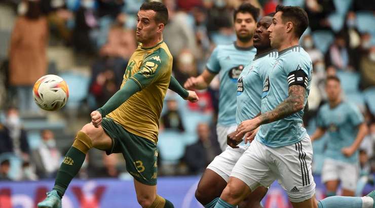 Juanmi (Betis) bỏ lỡ một cơ hội tuyệt vời khi ở một vị trí rất thoáng bên trong vòng cấm, anh lại dứt điểm đi chệch cột dọc bên trái một vài centimét.