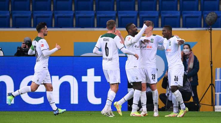 Breel Embolo (B. Monchengladbach) đón quả phạt góc được thực hiện rất tốt và tung cú sút nhanh về phía khung thành. Pha dứt điểm của anh ấy đi vào góc thấp bên phải. Một cú sút tuyệt vời!