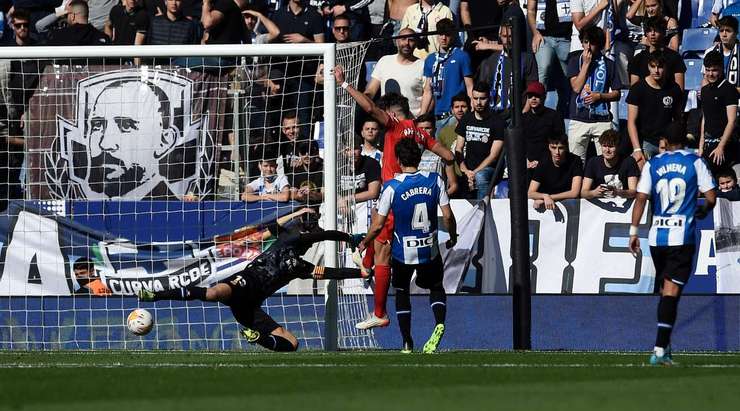 Vào! Rafa Mir (Sevilla) ghi bàn với một cú sút tuyệt vời vào góc phải phía dưới sau khi được giải thoát trong vòng cấm bởi một đường chuyền bổng xuất sắc từ Papu Gomez. Tỉ số bây giờ là 0:1.