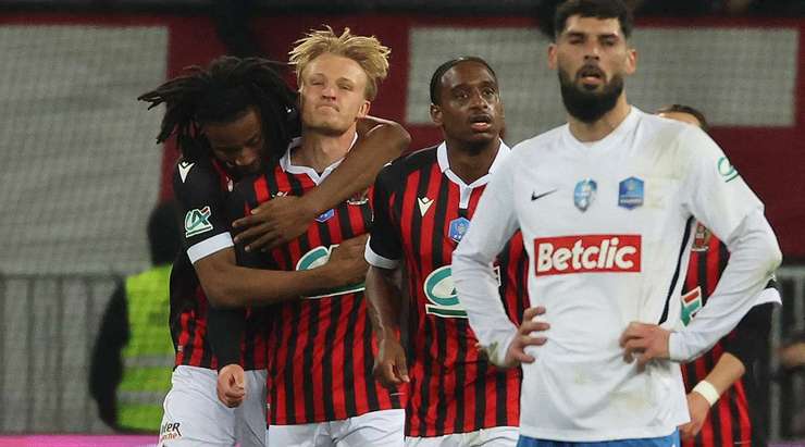 Vào! Từ ngoài vòng cấm địa, Kasper Dolberg (Nice) kiểm soát gọn gàng một đường chuyền chính xác từ Amine Gouiri. Anh quan sát nhanh và tung một cú sút không thể cản phá đi thẳng vào góc thấp bên trái khung thành. Tỉ số là 2:0.