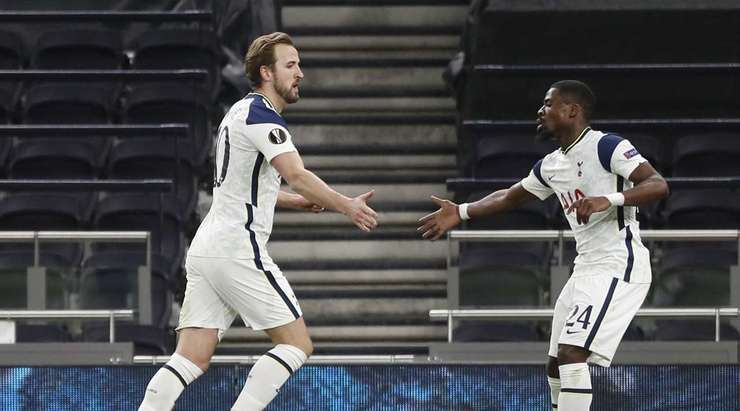 Vào! Một sai lầm từ hàng phòng ngự đã biếu không một cơ hội cho Harry Kane (Tottenham). Cầu thủ này đã rất bình tĩnh và dễ dàng đệm bóng vào lưới từ cự li gần. 2:0.