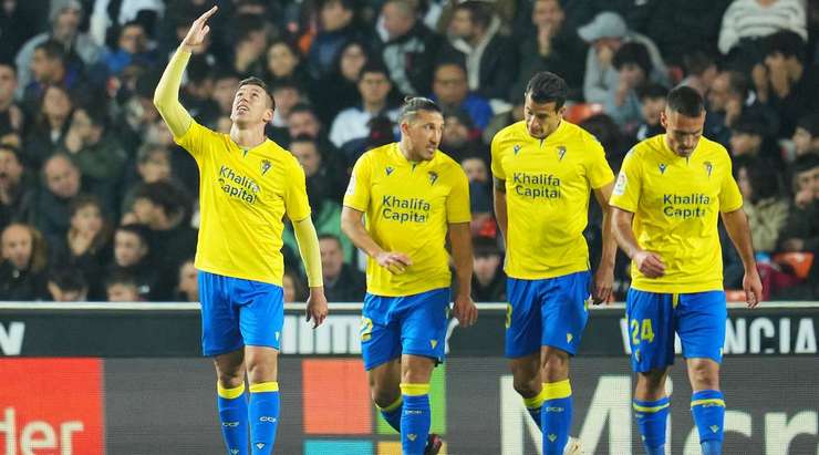 Vào! Ruben Sobrino dọn cỗ cho Ruben Alcaraz (Cadiz) tại rìa vòng cấm người sút bóng vào bên trái khung thành. 0:1.