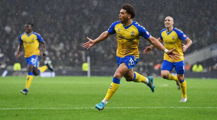 Đã có bàn thắng! Che Adams (Southampton) dũng cảm tung người đánh đầu cận thành sau đường căng ngang của James Ward-Prowse và anh không để cho thủ môn Hugo Lloris bất kỳ cơ hội cản phá nào. Bóng bay như một viên đạn vào góc trái khung thành. Tỉ số là 2:3.