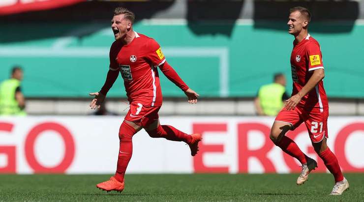 Marlon Ritter (Kaiserslautern) nhận một đường chuyền và quyết định sút từ khoảng cách chừng 40 mét. Cú ra chân của anh phải nói là hoàn hảo! Bóng đi ra ngoài tầm với của thủ môn và vào góc cao bên trái khung thành.