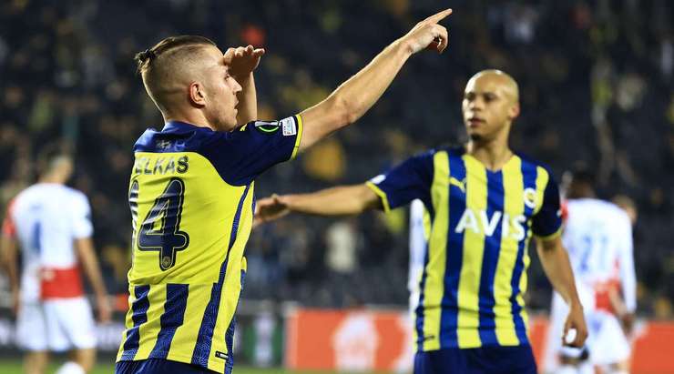 Vào! Dimitrios Pelkas (Fenerbahce) có đủ khoảng trống trong vòng cấm để đón một đường chuyền từ Ferdi Kadioglu và dứt điểm gọn gàng vào góc thấp bên phải khung thành. 1:1.