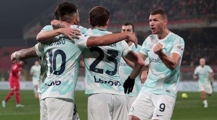 Vào! Một sai lầm từ hàng phòng ngự đã biếu không một cơ hội cho Lautaro Martinez (Inter). Cầu thủ này đã rất bình tĩnh và dễ dàng đệm bóng vào lưới từ cự li gần. 1:2.