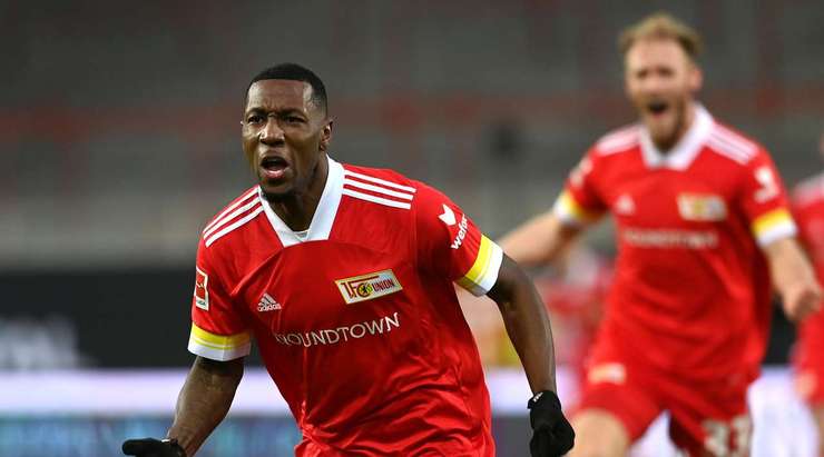 Sheraldo Becker (Union Berlin) nhận đường chuyền từ đồng đội và anh không hề do dự tung một cú sút không thể cản phá vào góc cao bên phải khung thành.