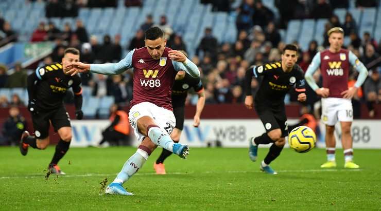 Đó là một bàn thắng! Anwar El-Ghazi (Aston Villa) bình tĩnh cho thấy kinh nghiệm của mình và chuyển hóa thành công quả phạt đền.