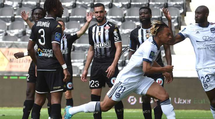 Vào! Stephane Bahoken (Angers) dứt điểm từ cự li gần với một cú sút dễ dàng và anh ấy thay đổi tỉ số thành 3:1. Kiến tạo bởi Mohamed-Ali Cho.