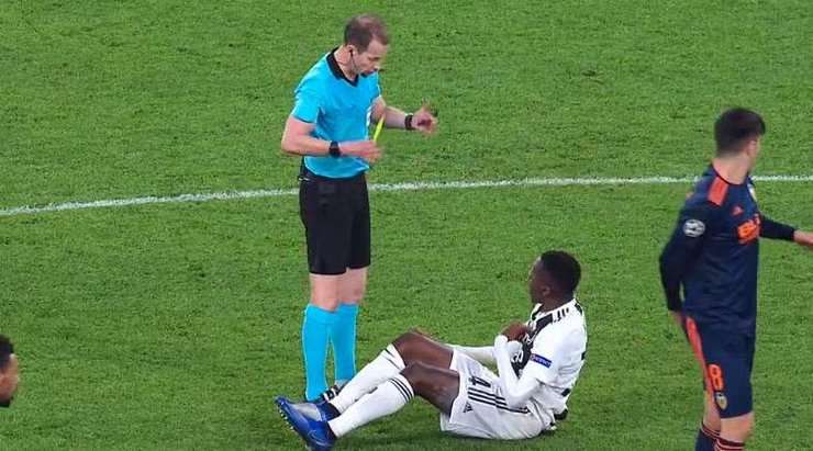 Blaise Matuidi (Juventus) đang nghĩ gì vậy? Những tình huống phạm lỗi như thế này sẽ không thể thoát khỏi thẻ phạt. Và trọng tài đã rút ra một chiếc thẻ vàng.