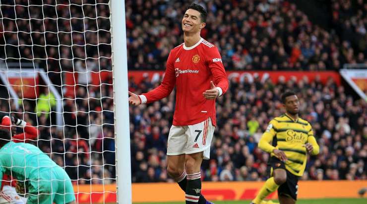Cristiano Ronaldo (Manchester United) sút bóng từ một vị trí ngay giữa vòng cấm, nhưng cú sút đã đi thẳng vào găng tay của thủ môn đang mở ra chờ sẵn.