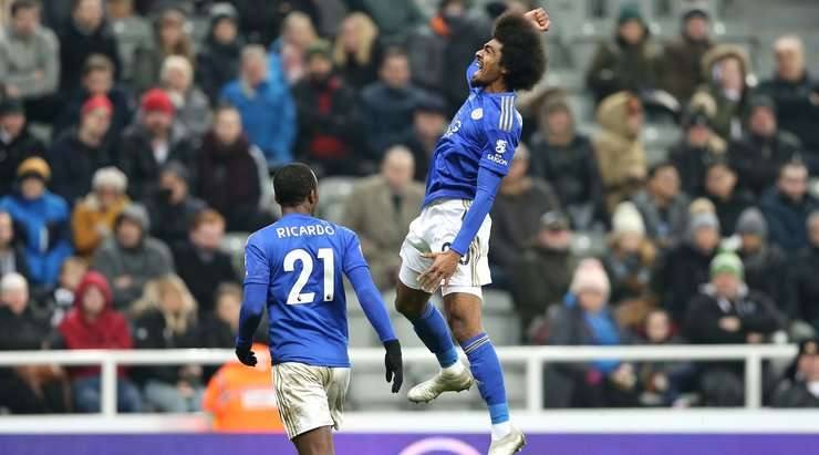 Hamza Choudhury (Leicester) đã không do dự sút bóng ngay ngoài vòng cấm. Cú sút rất hiểm hóc, bóng đập xà ngang vào lưới trong sự bất lực của thủ môn.