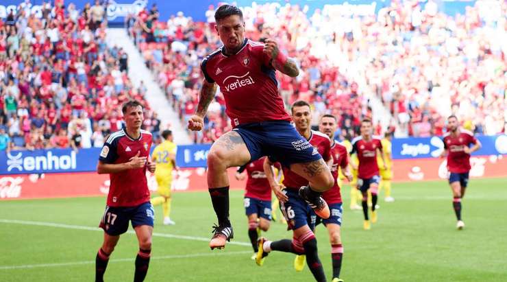 Vào! Chimy Avila (Osasuna) sút bóng làm tung nóc lưới, vượt qua tầm với của thủ môn Jeremias Ledesma.
