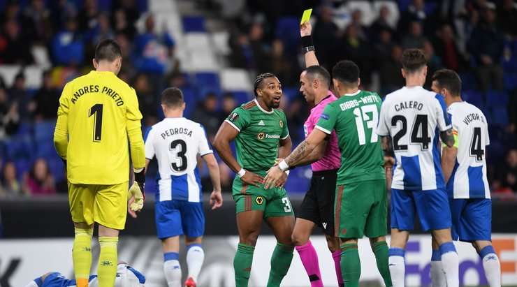 Adama Traore (Wolves) đã nhận chiếc thẻ vàng thứ hai từ trọng tài.