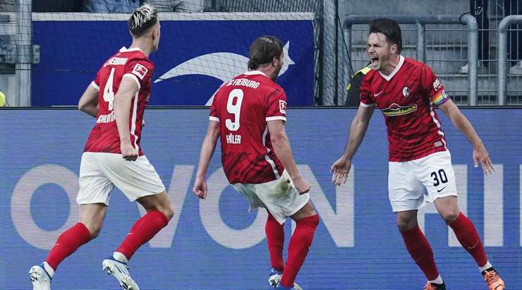 Bóng đã nằm trong lưới! Christian Gunter câu bóng vào vòng cấm từ quả đá phạt, nơi Lucas Holer (Freiburg) thoát khỏi người theo kèm và đánh đầu từ rìa vòng 5m50, đưa bóng thẳng vào góc cao bên trái cầu môn. Tỉ số bây giờ là 2:3.