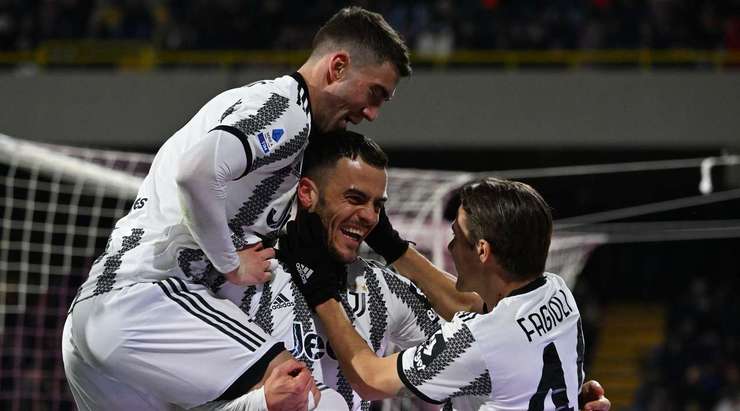 Vào! Filip Kostic (Juventus) tung một cú sút một chạm trong vòng cấm và đánh bại thủ môn đối phương. Bóng đi thẳng vào ngay giữa khung thành. 0:2.