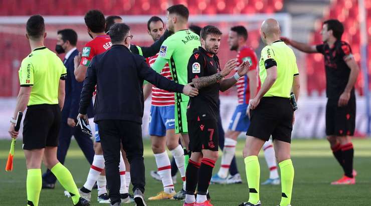 Pablo Gonzalez Fuertes liếc nhìn đồng hồ và rất nhanh thổi còi kết thúc trận đấu.