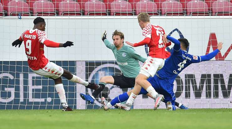 Một cơ hội bằng vàng! Jean-Philippe Mateta (Mainz) nhận một quả tạt ở trong vòng cấm và anh có khoảng trống đủ để tung ra một cú dứt điểm, tuy nhiên cú sút thiếu chính xác của anh đã đi ra ngoài cột dọc bên phải. Một cơ hội ngon ăn!