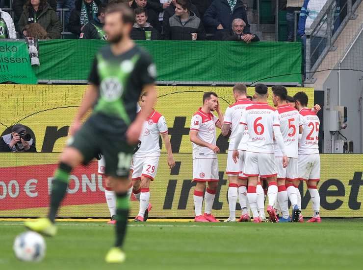 Vào! Bernhard Tekpetey tung một đường chuyền tuyệt vời đến vị trí của Matthias Zimmermann (Dusseldorf) trong vòng cấm, và cầu thủ này tận dụng rất tốt cơ hội để dứt điểm gọn gàng vào góc thấp bên phải. 0:1.