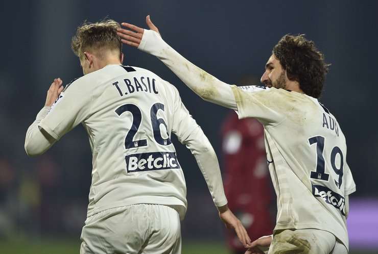 Vào! Toma Basic (Bordeaux) đón bóng bật ra và từ rìa vòng cấm, anh ấy tung một cú sút đi vào phía trong cột dọc bên trái. Tỉ số là 1:1.