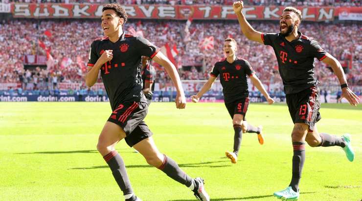 Jamal Musiala (Bayern Munich) nhận đường chuyền từ đồng đội và anh không hề do dự tung một cú sút chìm không thể cản phá vào góc thấp bên phải khung thành.
