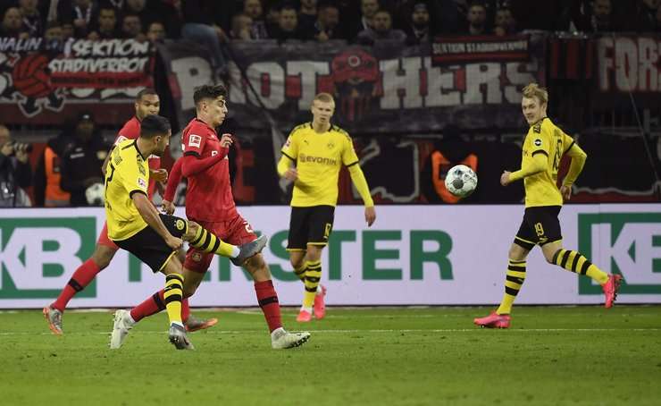 Một cú sút tuyệt vời! Emre Can (Dortmund) ghi một bàn thắng xuất sắc từ khoảng cách chừng 30 mét. Pha dứt điểm của anh ấy đi thẳng vào góc cao bên phải khung thành, nâng tỉ số của trận đấu ngày hôm nay lên 1:2.