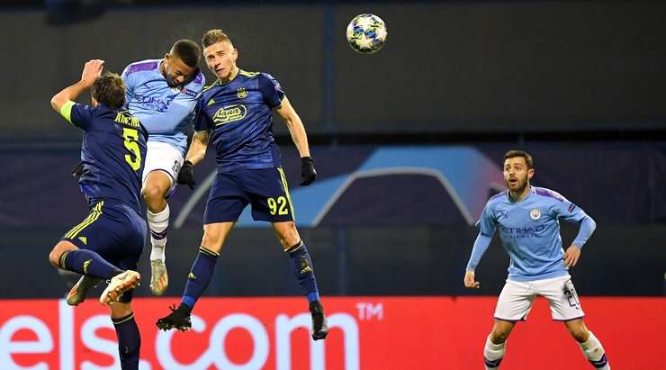 Vào rồi! Gabriel Jesus (Manchester City) nâng tỉ số lên 1:1 bằng cú đánh đầu từ cự ly gần ghim quả bóng vào góc thấp bên trái khung thành sau đường căng ngang kiến tạo của Riyad Mahrez.