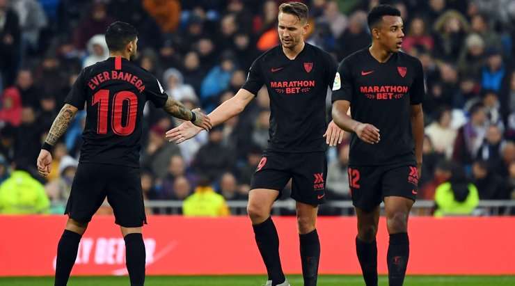Cú sút búa bổ từ ngoài vòng cấm của Luuk de Jong (Sevilla) đã ghi được một bàn thắng tuyệt vời vào ngay góc trái khung thành!