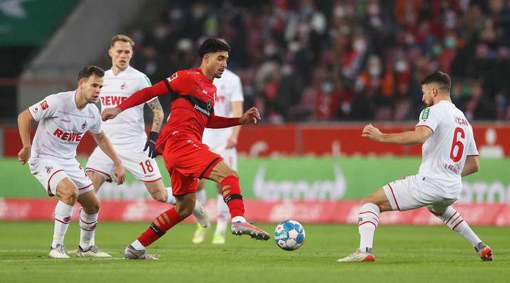 Omar Marmoush (VfB Stuttgart) bứt tốc về phía khung thành nhưng hậu vệ phản ứng tốt để truy cản.
